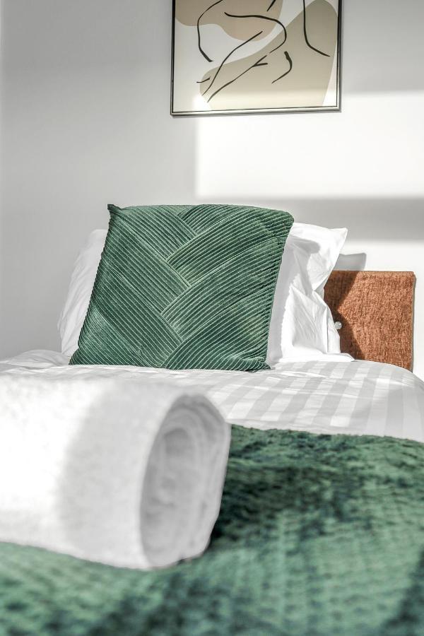 Modern & Spacious 2 Bedroom House - Free Parking - Front & Back Garden - Private Main Door Entrance Edinburgh Eksteriør bilde