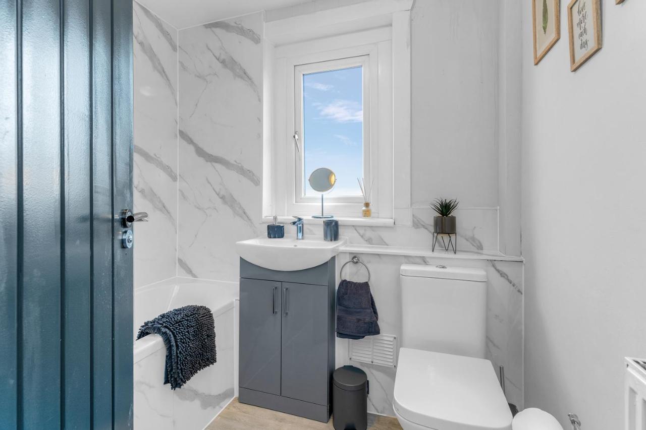 Modern & Spacious 2 Bedroom House - Free Parking - Front & Back Garden - Private Main Door Entrance Edinburgh Eksteriør bilde