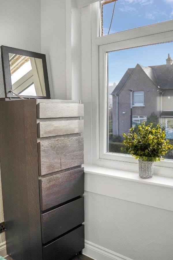 Modern & Spacious 2 Bedroom House - Free Parking - Front & Back Garden - Private Main Door Entrance Edinburgh Eksteriør bilde
