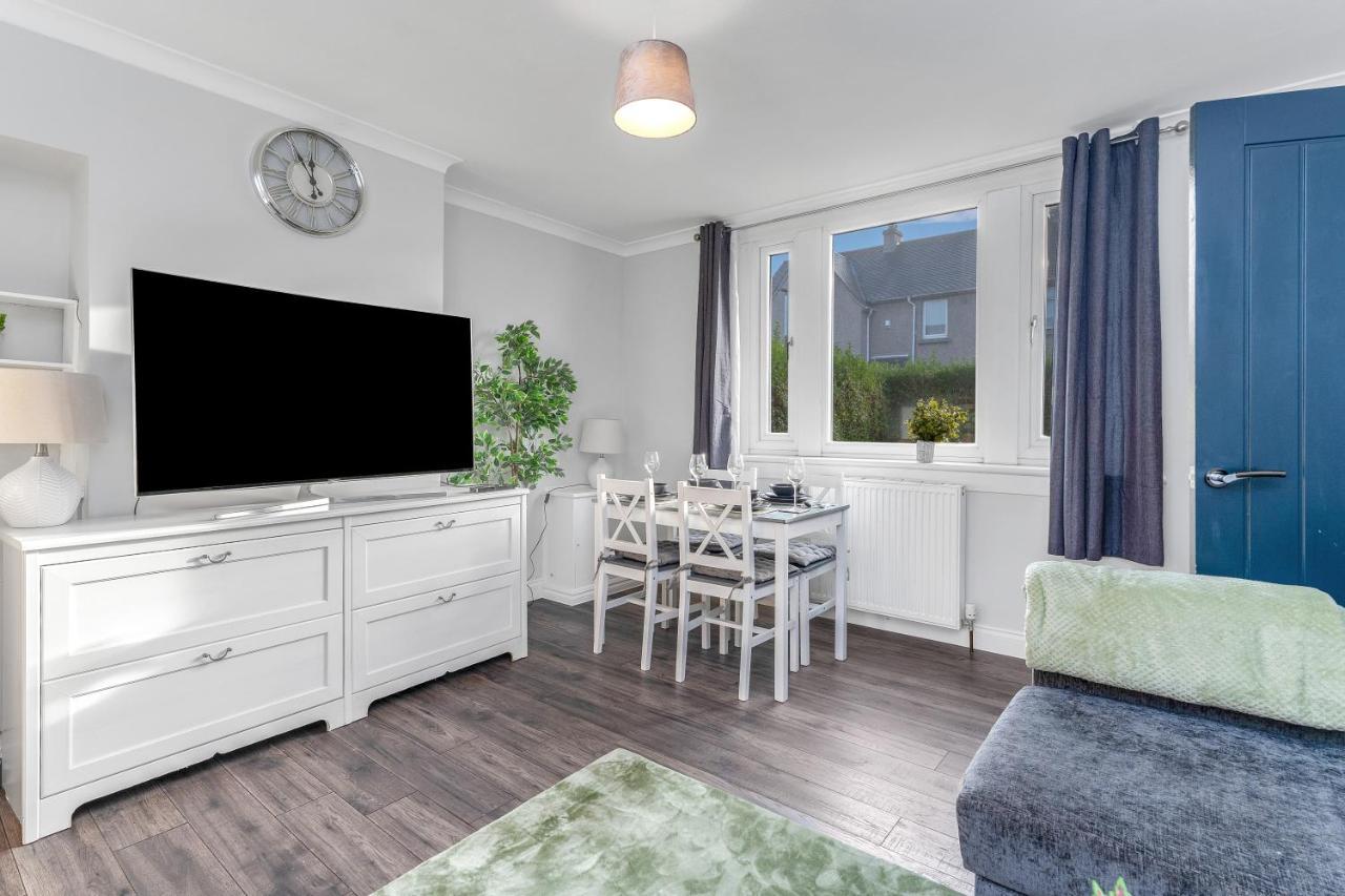 Modern & Spacious 2 Bedroom House - Free Parking - Front & Back Garden - Private Main Door Entrance Edinburgh Eksteriør bilde