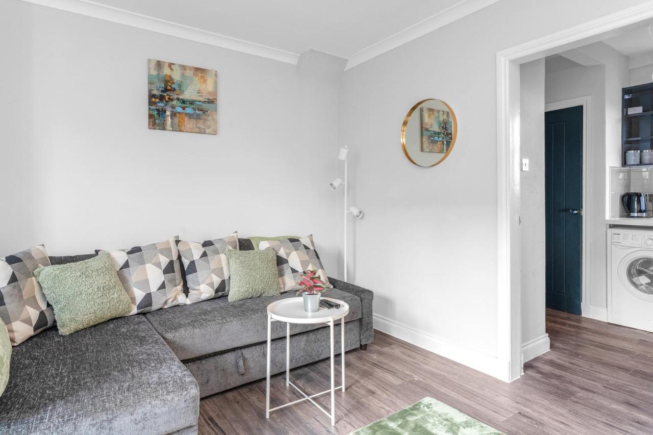 Modern & Spacious 2 Bedroom House - Free Parking - Front & Back Garden - Private Main Door Entrance Edinburgh Eksteriør bilde