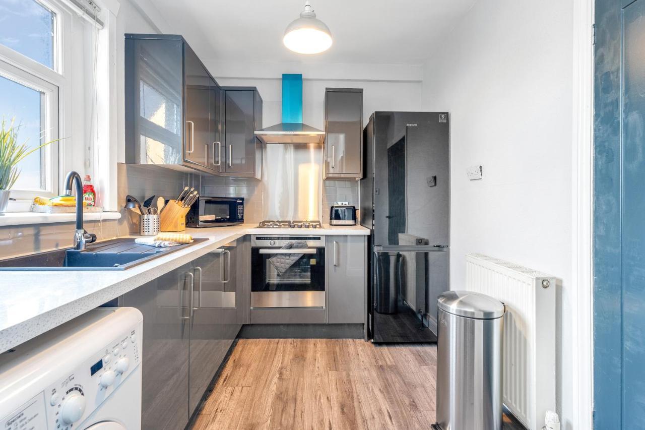 Modern & Spacious 2 Bedroom House - Free Parking - Front & Back Garden - Private Main Door Entrance Edinburgh Eksteriør bilde