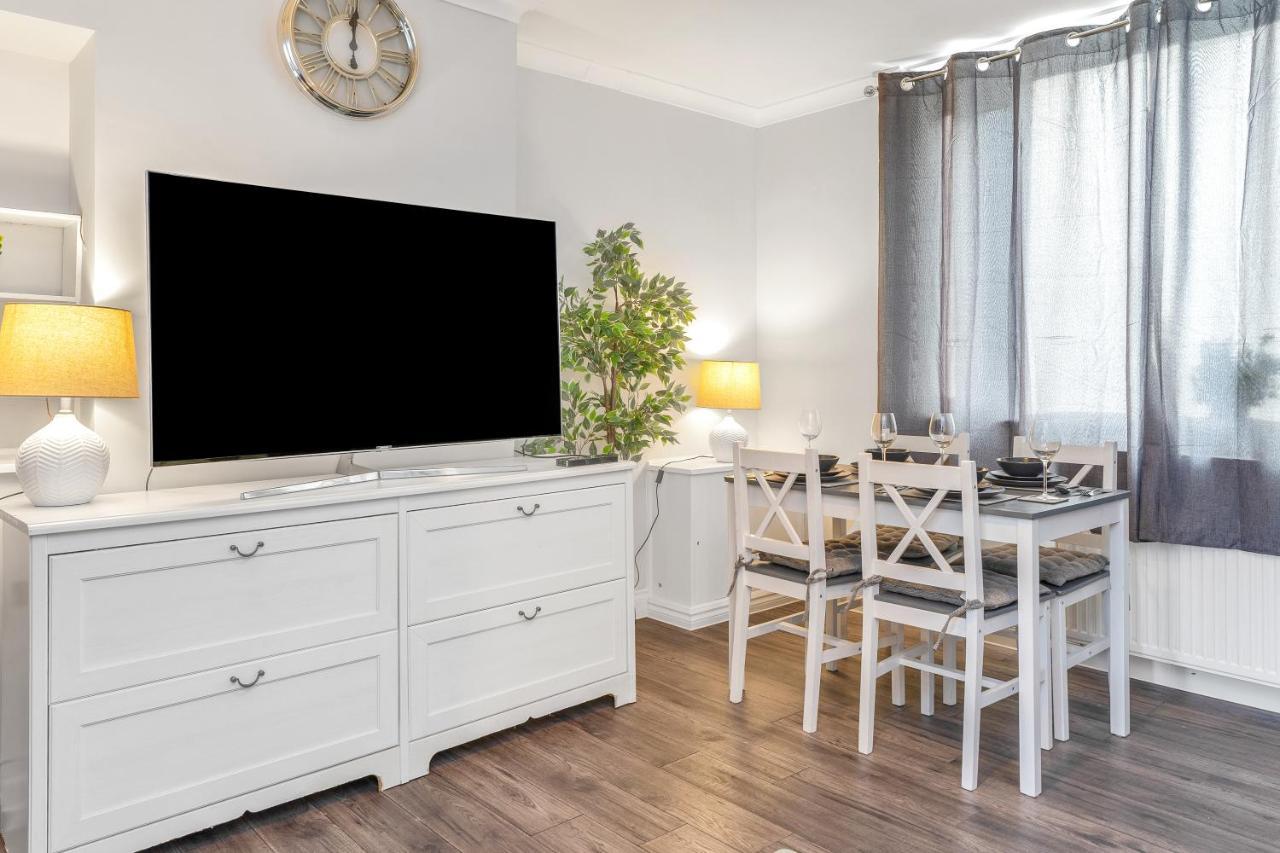 Modern & Spacious 2 Bedroom House - Free Parking - Front & Back Garden - Private Main Door Entrance Edinburgh Eksteriør bilde