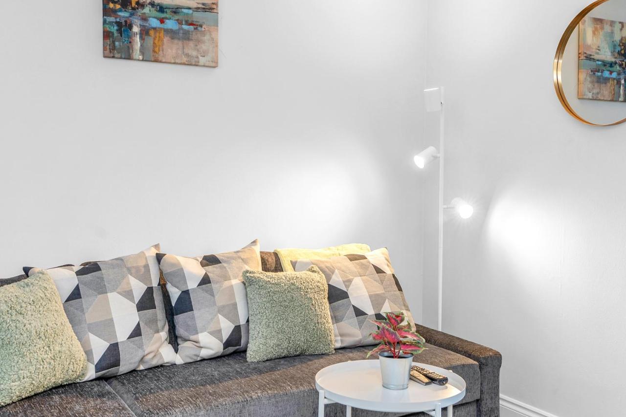 Modern & Spacious 2 Bedroom House - Free Parking - Front & Back Garden - Private Main Door Entrance Edinburgh Eksteriør bilde