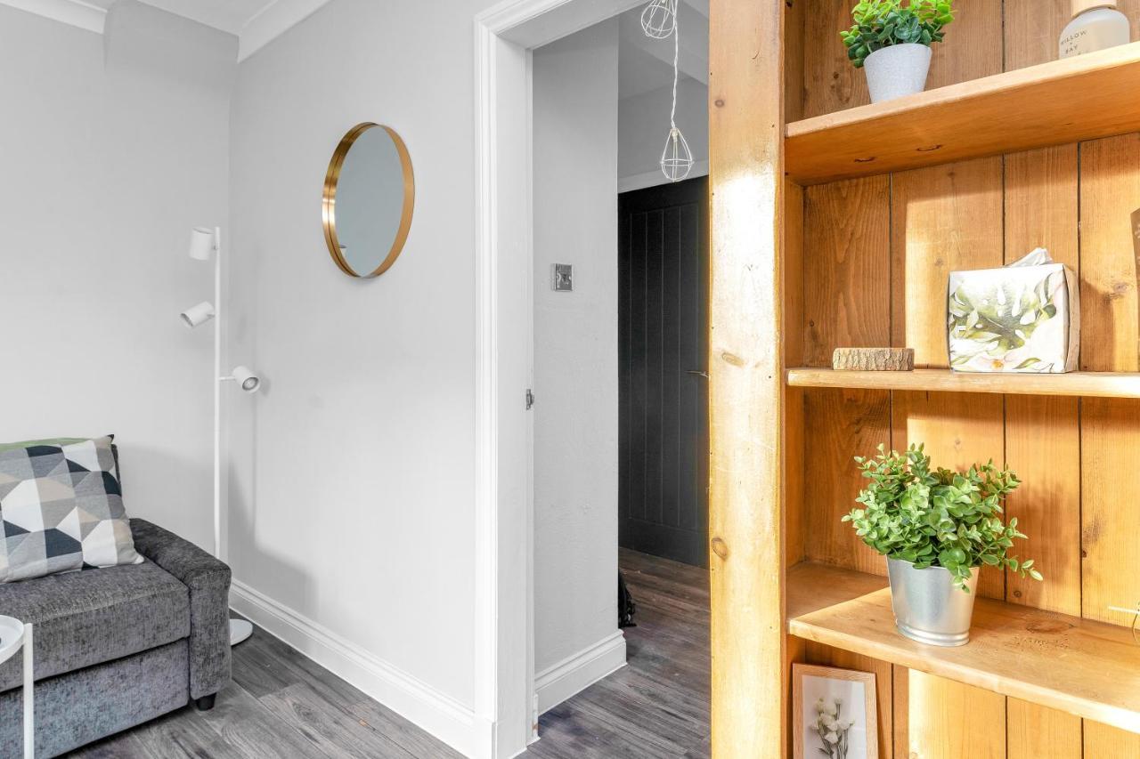 Modern & Spacious 2 Bedroom House - Free Parking - Front & Back Garden - Private Main Door Entrance Edinburgh Eksteriør bilde
