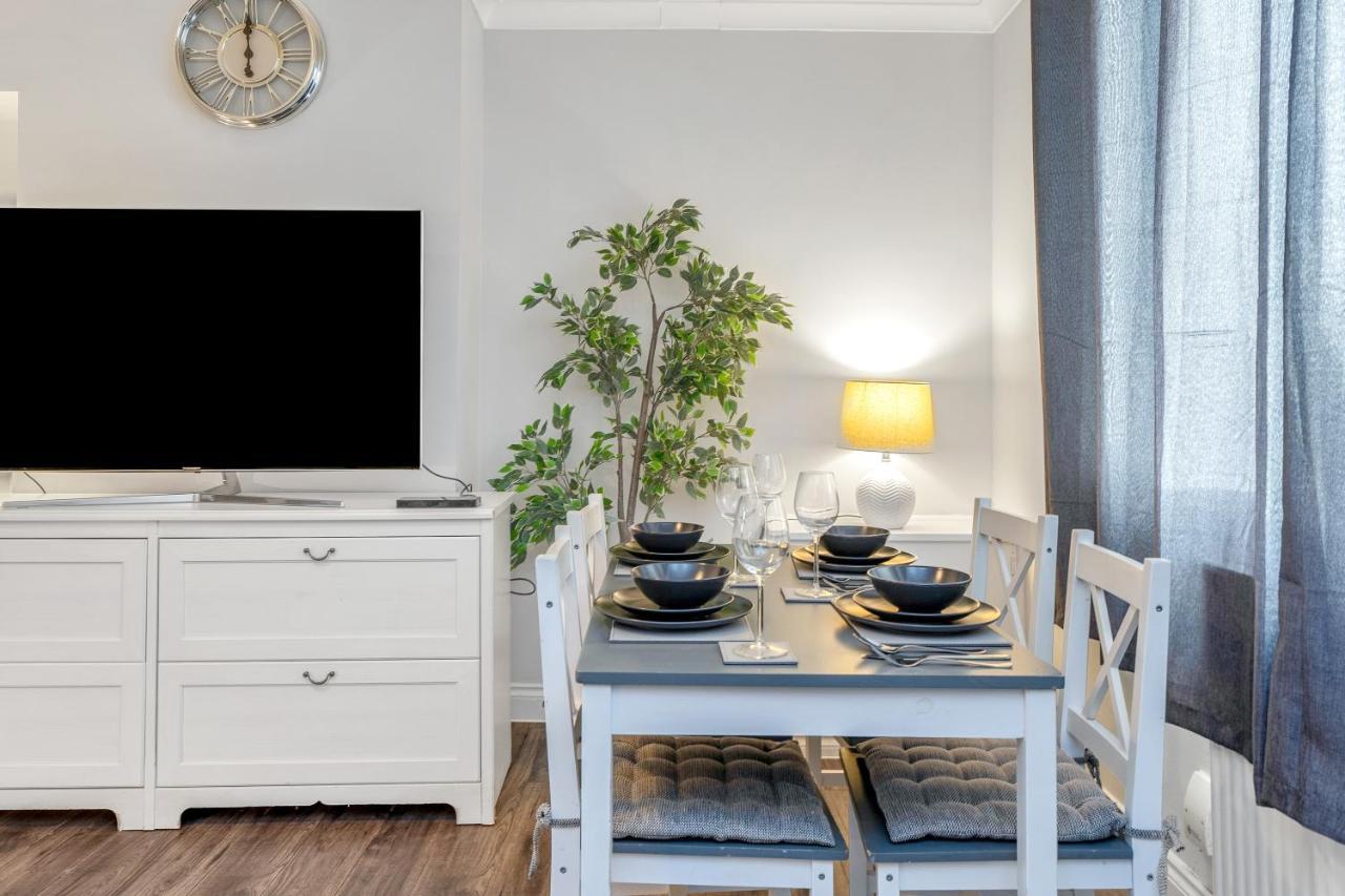 Modern & Spacious 2 Bedroom House - Free Parking - Front & Back Garden - Private Main Door Entrance Edinburgh Eksteriør bilde