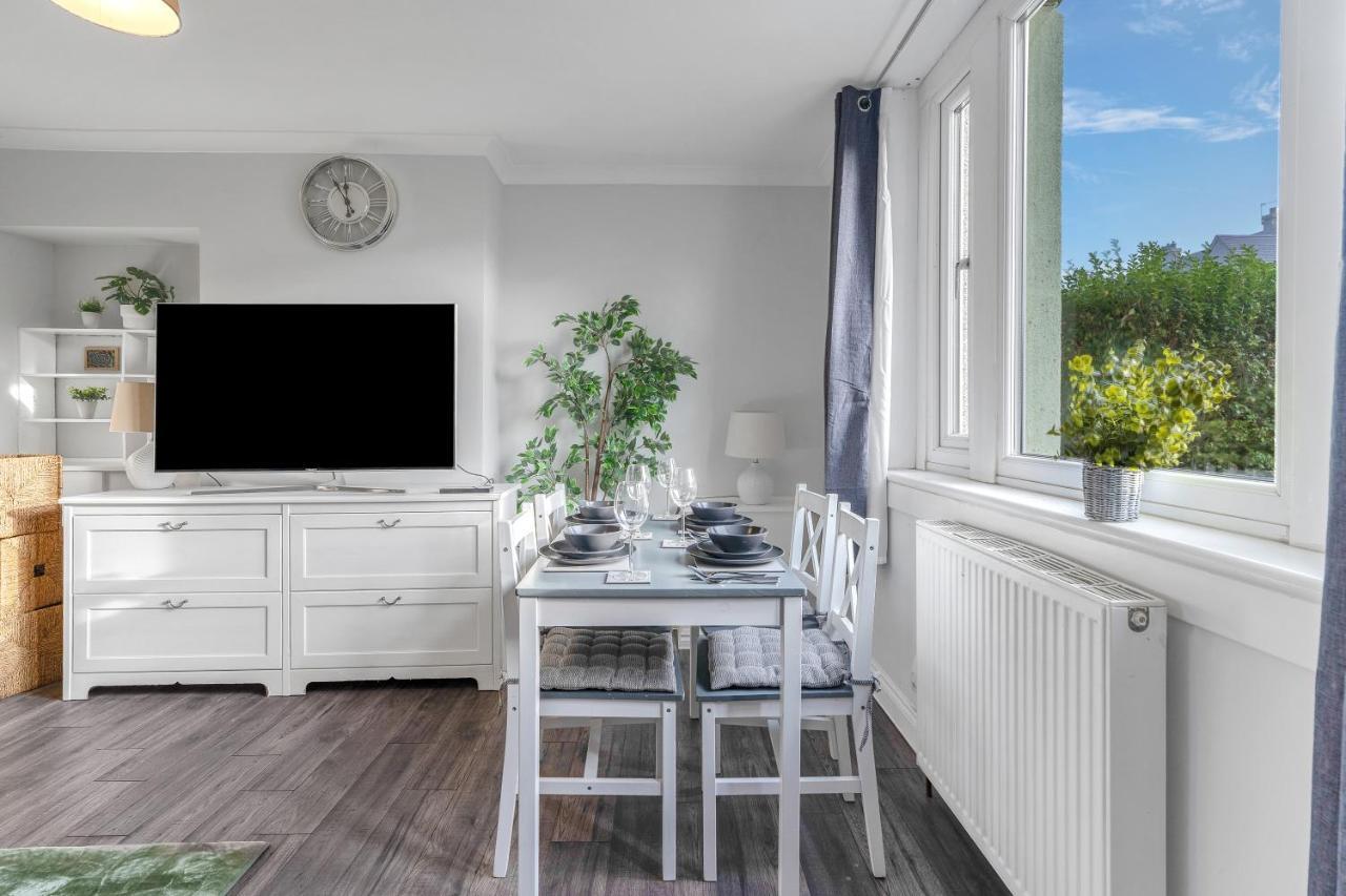 Modern & Spacious 2 Bedroom House - Free Parking - Front & Back Garden - Private Main Door Entrance Edinburgh Eksteriør bilde