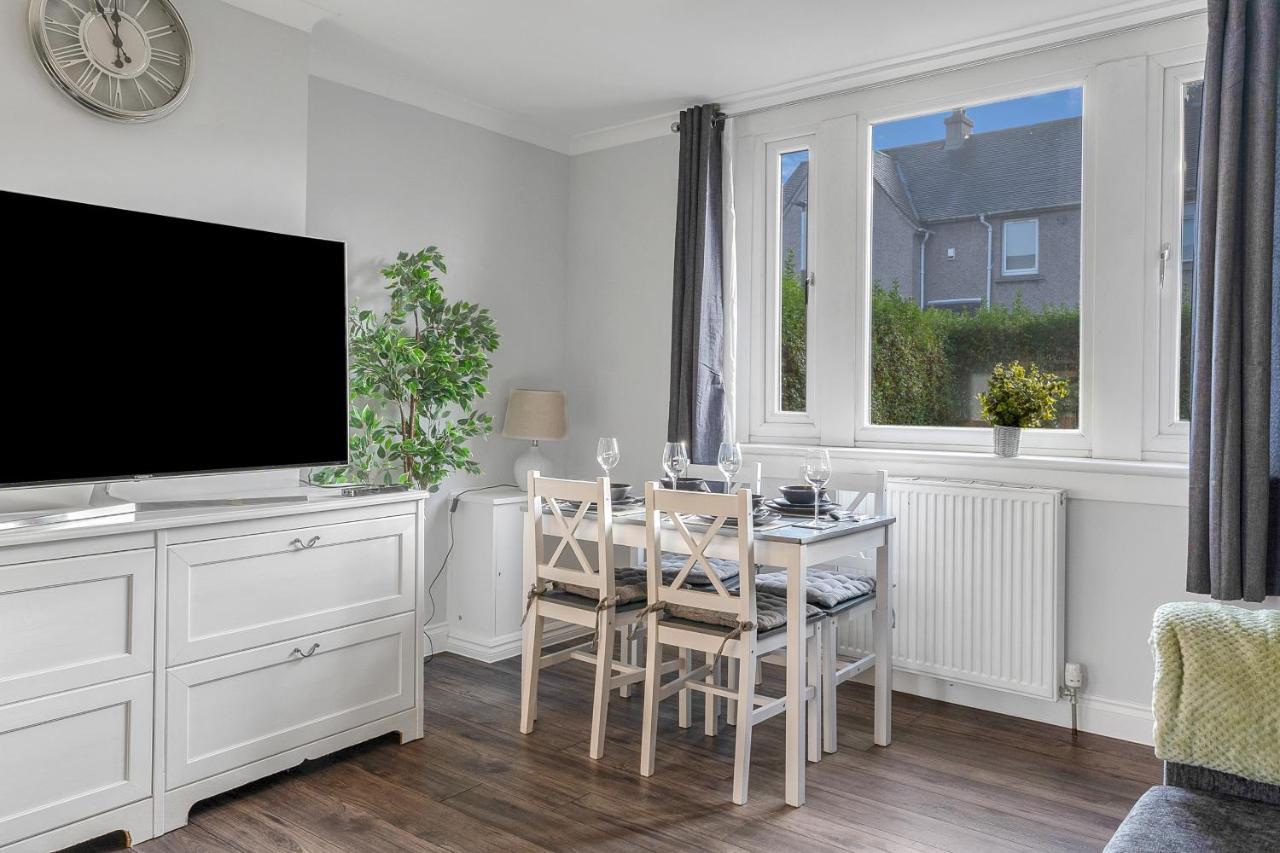 Modern & Spacious 2 Bedroom House - Free Parking - Front & Back Garden - Private Main Door Entrance Edinburgh Eksteriør bilde