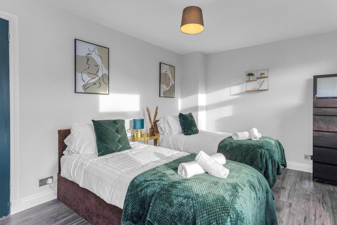 Modern & Spacious 2 Bedroom House - Free Parking - Front & Back Garden - Private Main Door Entrance Edinburgh Eksteriør bilde